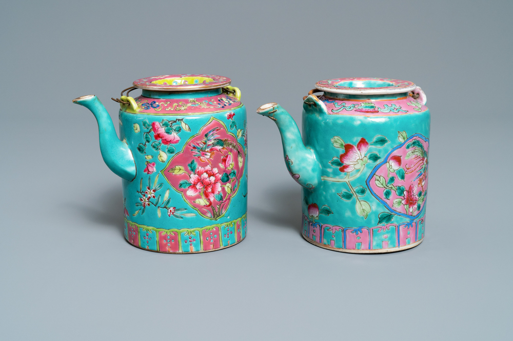 Deux grandes th&eacute;i&egrave;res en porcelaine de Chine famille rose &agrave; fond turquoise pour le march&eacute; Straits ou Peranakan, 19&egrave;me