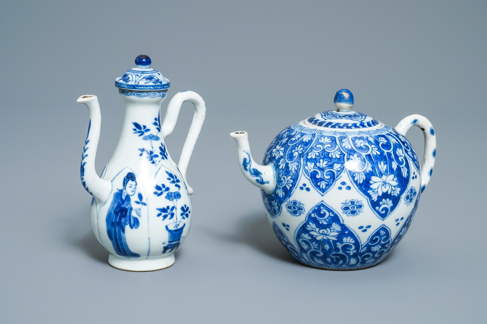 Une th&eacute;i&egrave;re et une verseuse en porcelaine de Chine en bleu et blanc, Kangxi