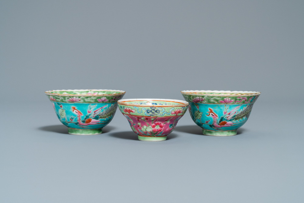 Trois bols en porcelaine de Chine famille rose pour le march&eacute; Straits ou Peranakan, 19&egrave;me