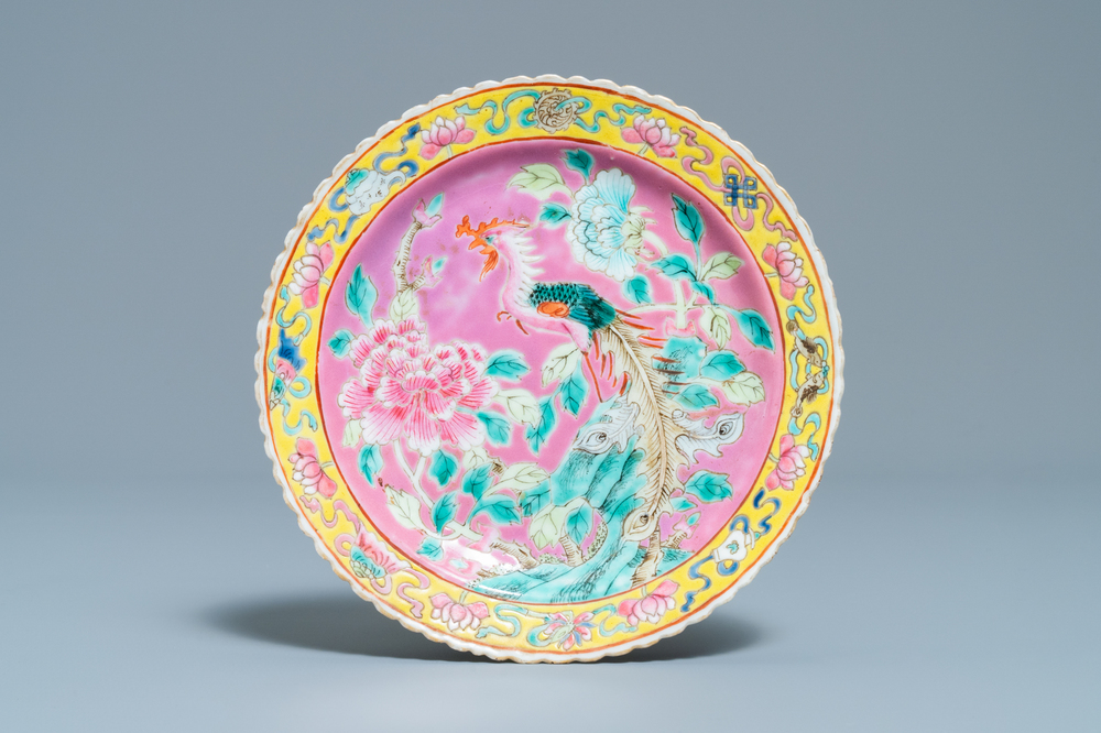 Une assiette en porcelaine de Chine famille rose &agrave; fond rose pour le march&eacute; Straits ou Peranakan, 19&egrave;me