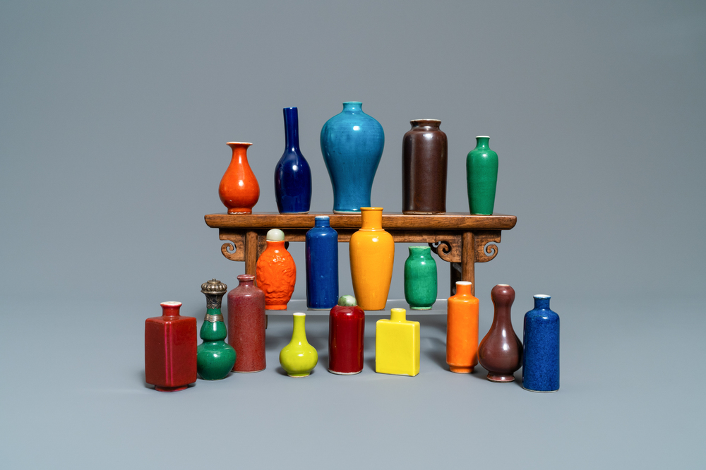 Eighteen Chinese monochrome miniature vases and snuff bottles, 18/20th C.