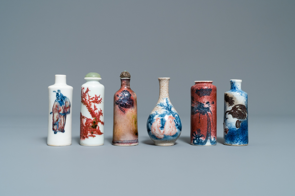 Six tabati&egrave;res en porcelaine de Chine en bleu et blanc et rouge de cuivre, 19/20&egrave;me