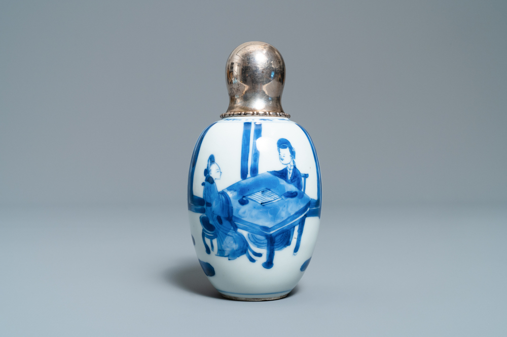 Une bo&icirc;te &agrave; th&eacute; en porcelaine de Chine en bleu et blanc &agrave; couvercle en argent, Kangxi