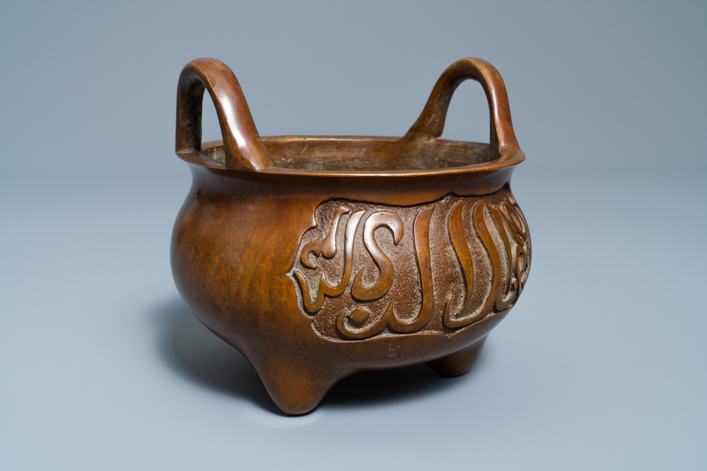 Een Chinese bronzen wierookbrander voor de Islamitische markt, Xuande merk, 17/18e eeuw