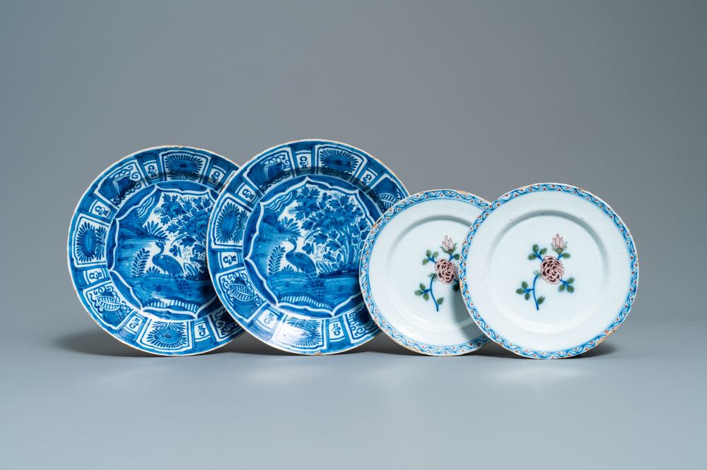 Une paire de plats &agrave; d&eacute;cor de chinoiserie et une paire d'assiettes &agrave; d&eacute;cor de roses en fa&iuml;ence de Delft, 18&egrave;me