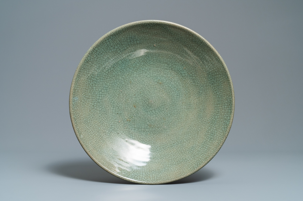 Un grand plat en porcelaine de Chine de type 'ge', 19&egrave;me