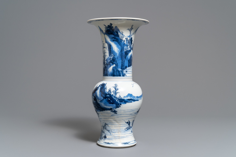 Un vase de forme yenyen en porcelaine de Chine en bleu et blanc, Kangxi