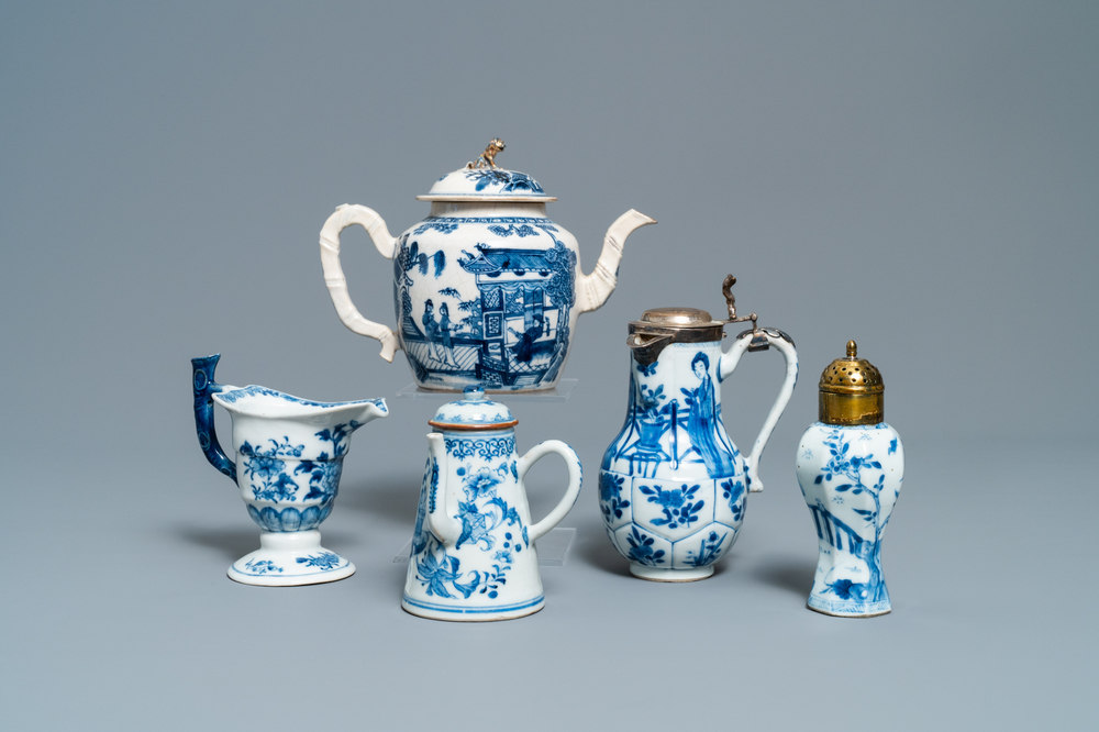 Trois verseuses, une th&eacute;i&egrave;re et un vase &agrave; monture en m&eacute;tal en porcelaine de Chine en bleu et blanc, Kangxi/Qianlong