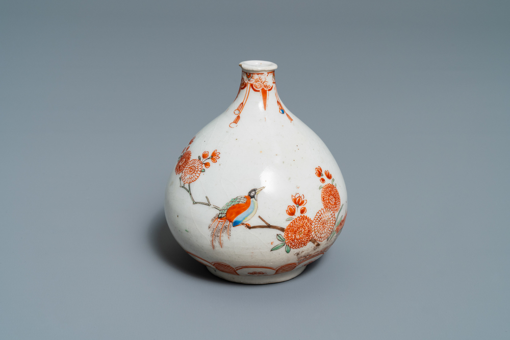 A Kakiemon-style Dutch-decorated bottle vase, Japan, Edo, 17/18th C.