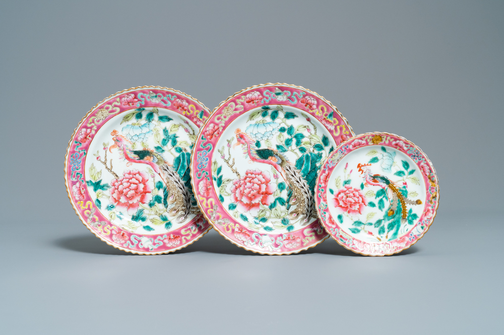 Trois assiettes en porcelaine de Chine famille rose pour le march&eacute; Straits ou Peranakan, 19&egrave;me