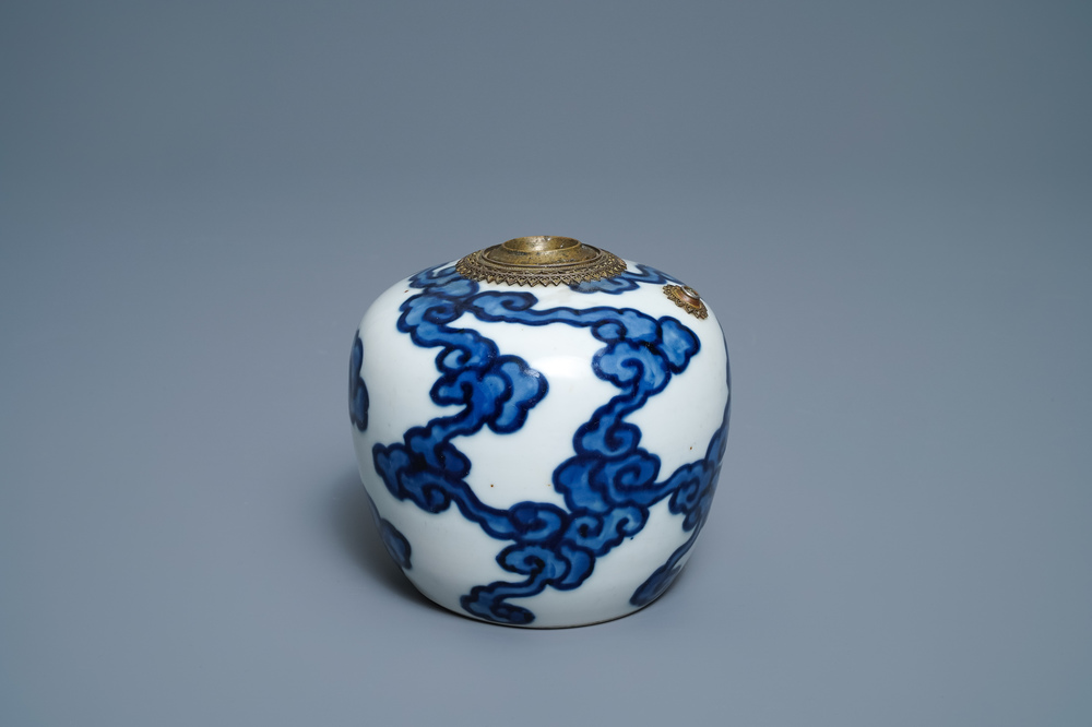 A Chinese blue and white Vietnamese market 'Bleu de Hue' water pipe, 18/19th C.