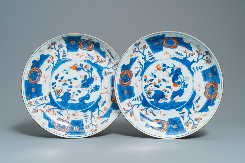 Een paar grote Chinese Imari-stijl schotels, Kangxi