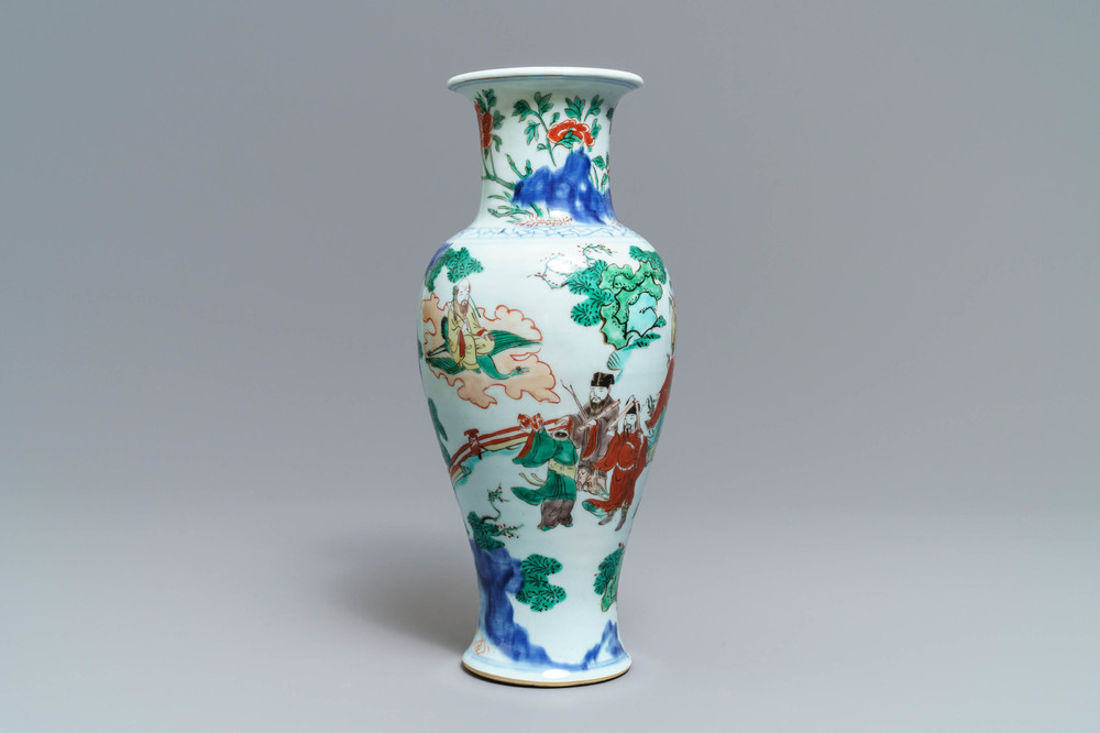 Un vase en porcelaine de Chine wucai &agrave; d&eacute;cor d'immortels, &eacute;poque Transition