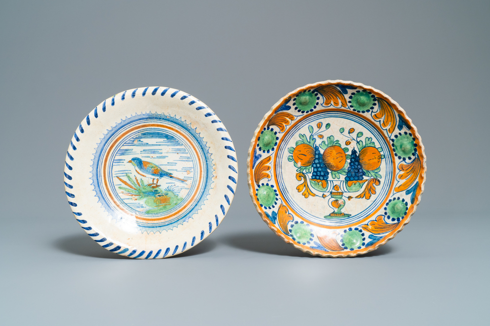 Twee polychrome Nederlandse majolica borden met een tazza met fruit en een vogel, 1e helft 17e eeuw