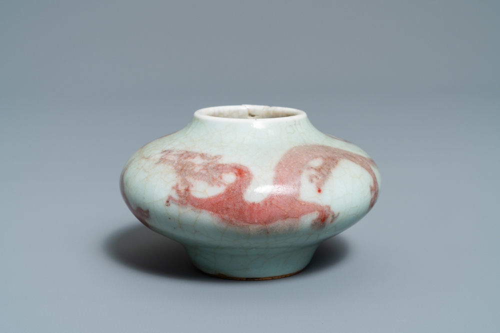 Un lave-pinceaux en porcelaine de Chine &agrave; d&eacute;cor d'un dragon en rouge de cuivre, 18/19&egrave;me