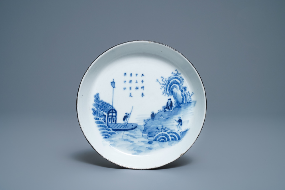 Een Chinese blauw-witte 'Bleu de Hue' schotel met een rivierlandschap voor de Vietnamese markt, 19e eeuw