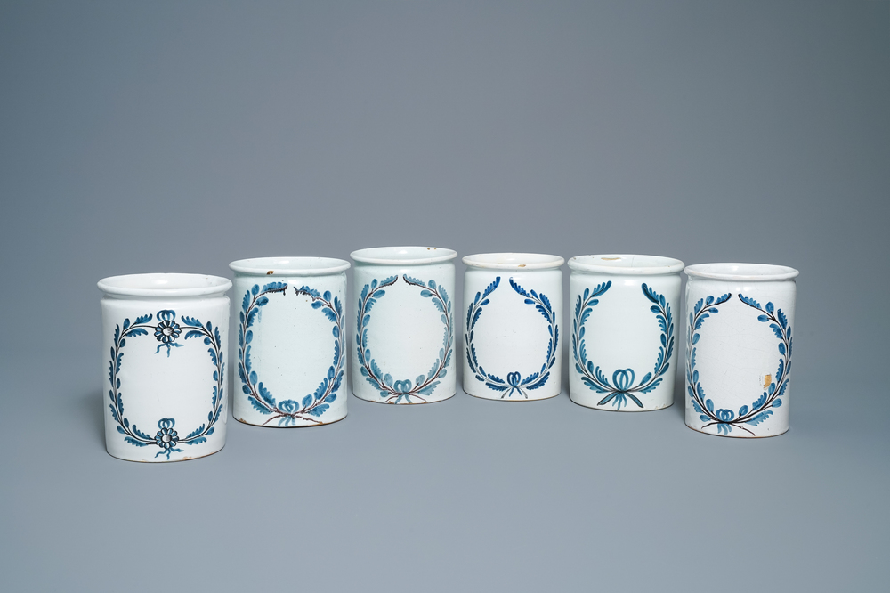 Een set van zes blauw-witte en mangane albarello-type apothekerspotten, Nevers, Frankrijk, 18e eeuw