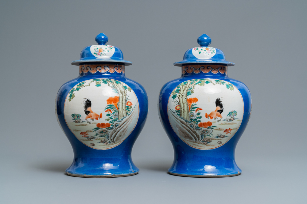 Une paire de vases couverts en porcelaine de Chine famille rose, marque de Kangxi, 19&egrave;me