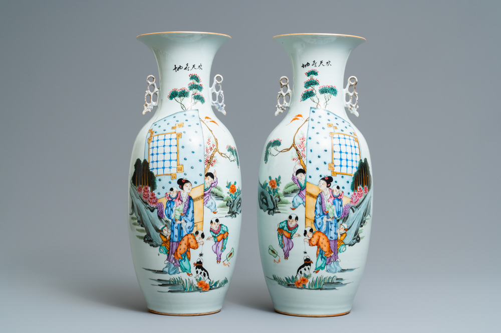 Une paire de vases en porcelaine de Chine famille rose &agrave; d&eacute;cor de dames et gar&ccedil;ons dans un jardin, 19/20&egrave;me