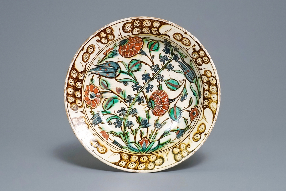 Un plat polychrome en c&eacute;ramique d'Iznik &agrave; d&eacute;cor floral, Turquie, vers 1600