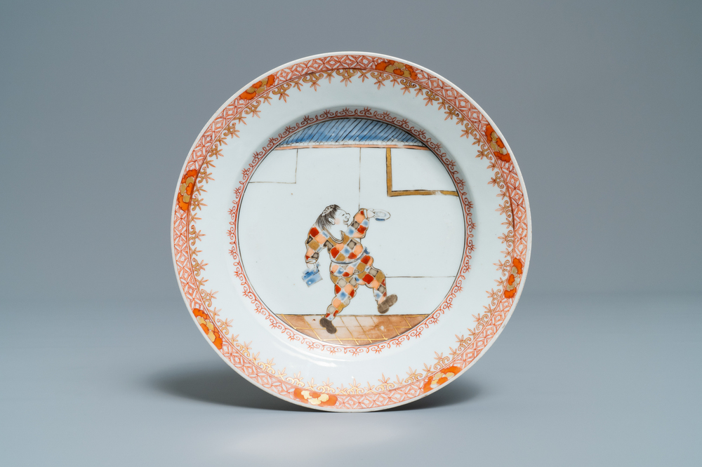 Een Chinees 'South Sea Bubble' bord met de Commedia dell'arte figuur Harlekijn, Kangxi/Yongzheng