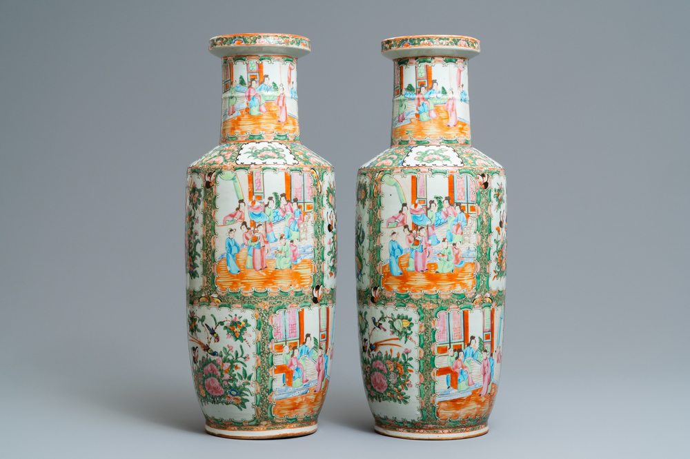 Une paire de vases de forme rouleau en porcelaine de Chine famille rose de Canton, 19&egrave;me