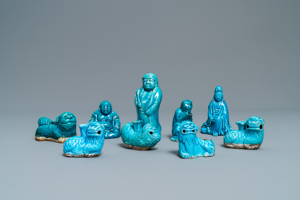 Neuf figures et compte-gouttes en porcelaine de Chine turquoise monochrome, Kangxi et apr&egrave;s