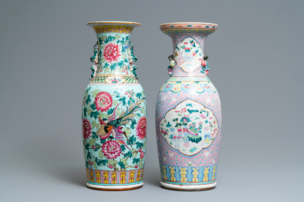 Deux vases en porcelaine de Chine famille rose pour le march&eacute; Straits ou Peranakan, 19&egrave;me