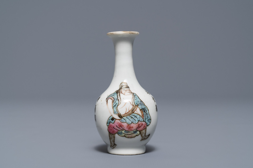 Un vase miniature en porcelaine de Chine famille rose &agrave; d&eacute;cor 'Wu Shuang Pu', 19&egrave;me