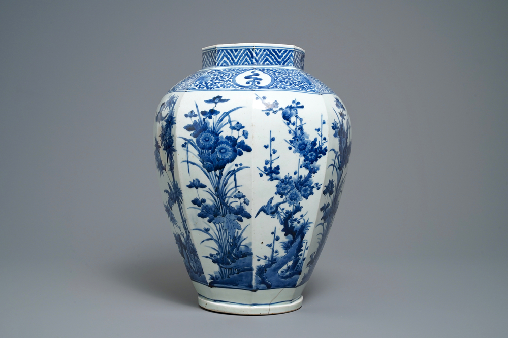 Een Japanse blauw-witte octagonale Arita vaas met floraal decor, Edo, 17e eeuw