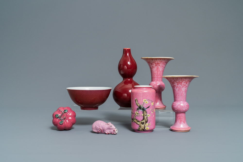 Zeven stukken Chinees monochroom roze en leverrood porselein, Kangxi en later