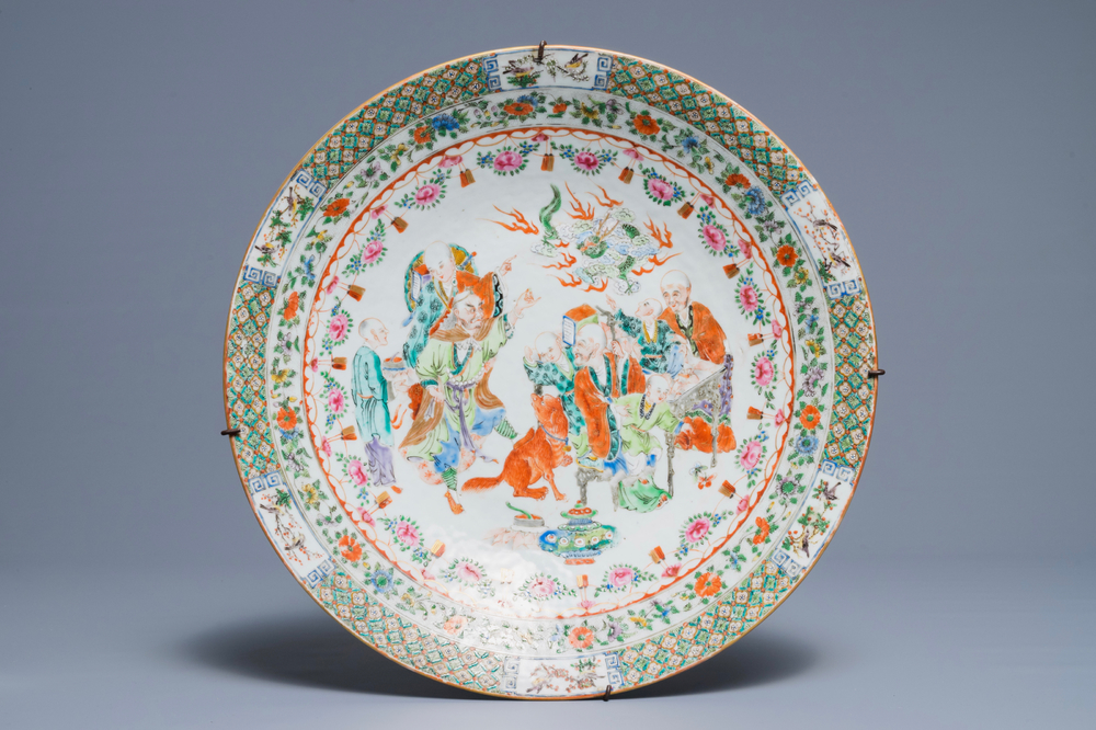 Un plat en porcelaine de Chine rose-verte de Canton, 19&egrave;me