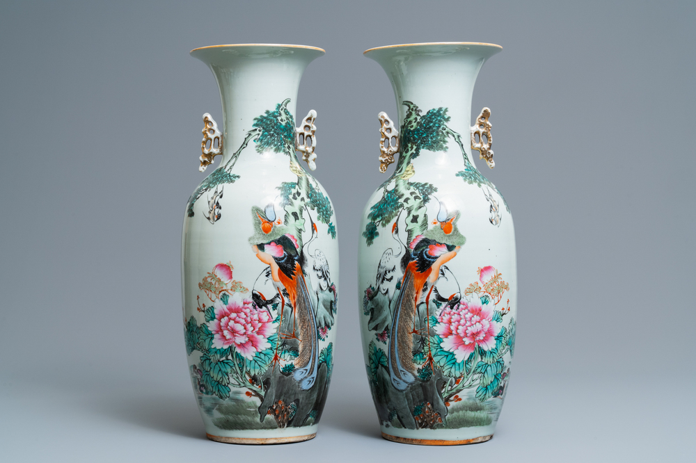 Une paire de vases en porcelaine de Chine famille rose &agrave; d&eacute;cor d'oiseaux, 19/20&egrave;me