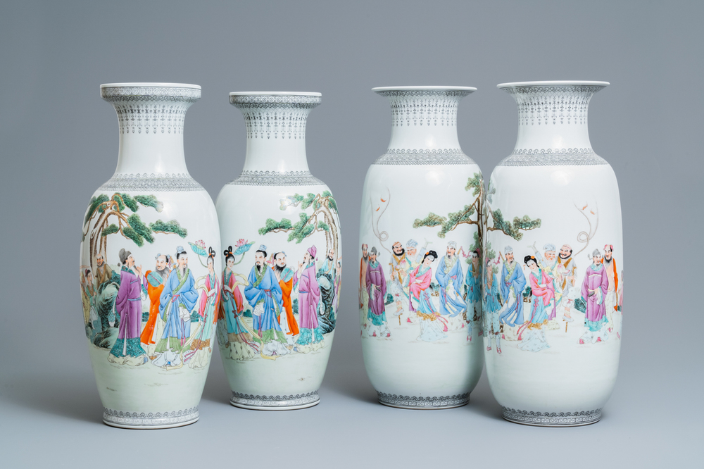 Deux paires de vases en porcelaine de Chine famille rose, marques de Qianlong, R&eacute;publique