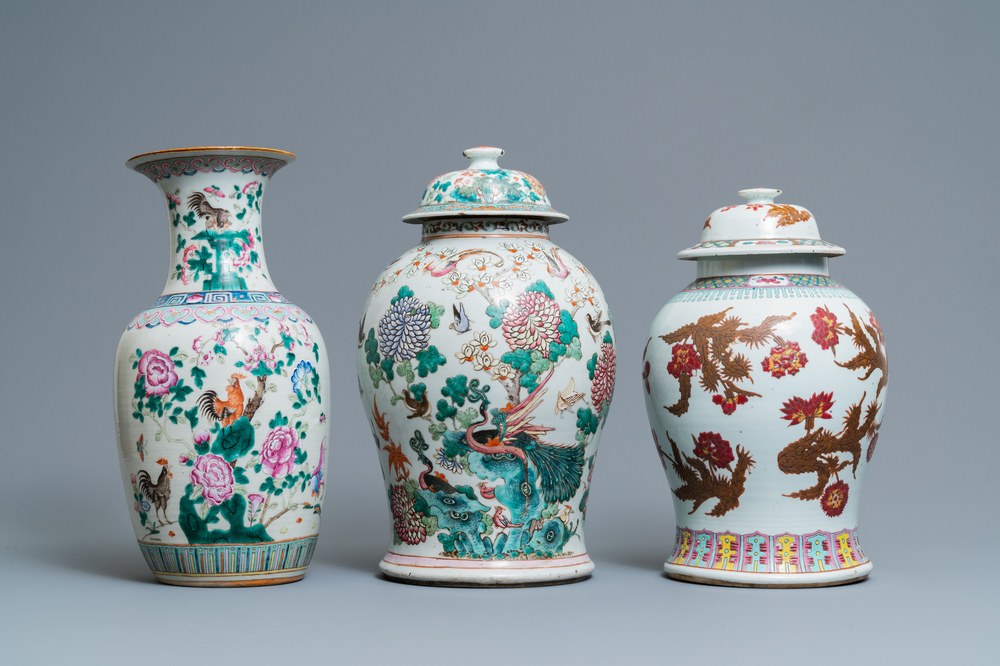 Trois vases en porcelaine de Chine famille rose, 19&egrave;me