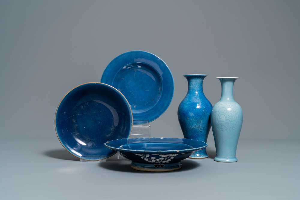 Two Chinese monochrome blue vases and three dishes, 19/20th C.