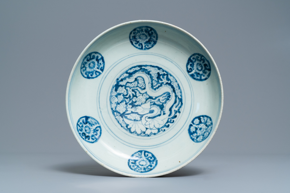 Un plat en porcelaine de Chine en bleu et blanc &agrave; d&eacute;cor d'un dragon de mer, marque de Jiajing, Ming
