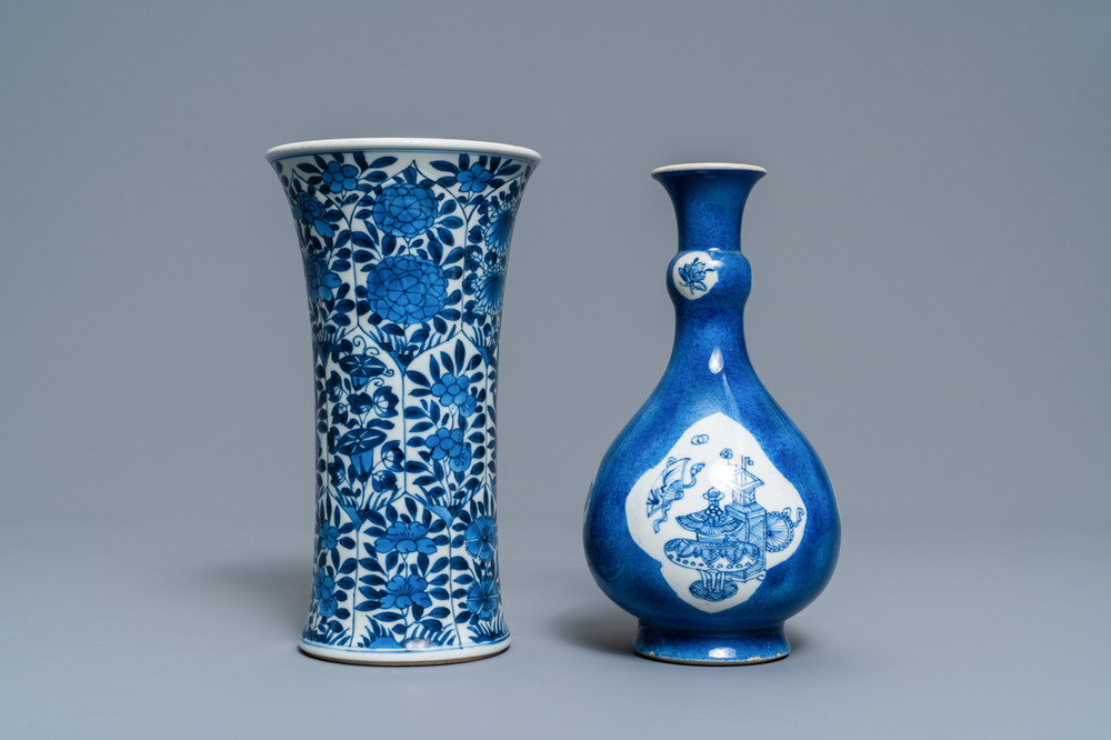 Un vase de forme bouteille en porcelaine de Chine bleu poudr&eacute; et un en bleu et blanc, Kangxi