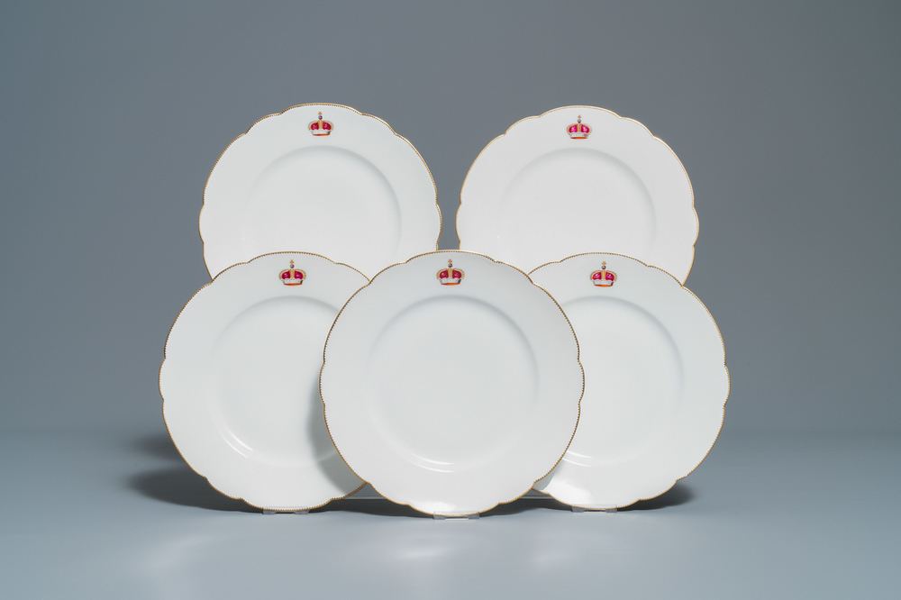 Cinq assiettes en porcelaine de Paris &agrave; d&eacute;cor de couronnes armori&eacute;es russes, Haviland Limoges pour Maison Toy &agrave; Paris, 19&egrave;me