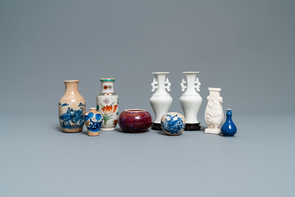 Huit petits vases et un lave-pinceaux en porcelaine de Chine, Kangxi et apr&egrave;s