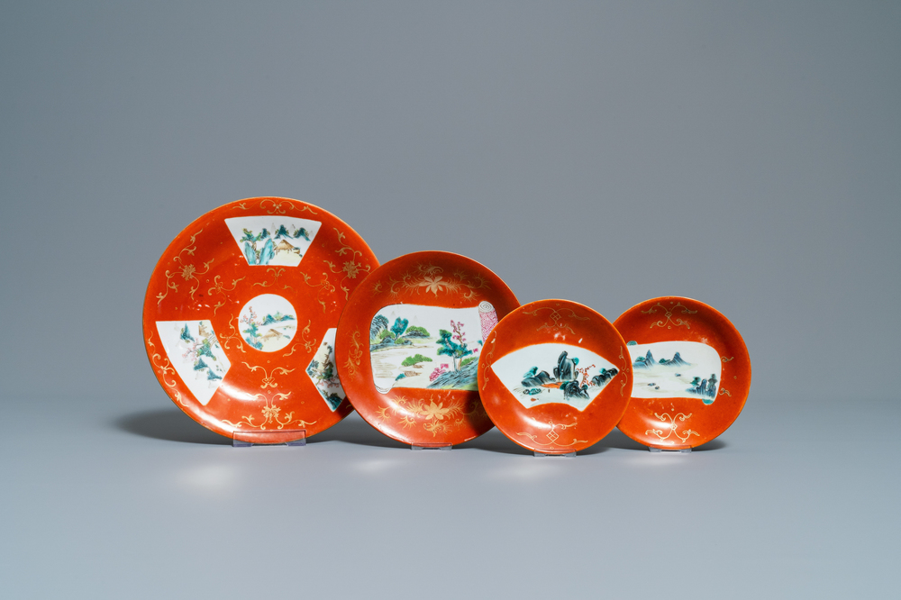 Vier Chinese famille rose schotels met koraalrode fondkleur, Qianlong merken, 19e eeuw