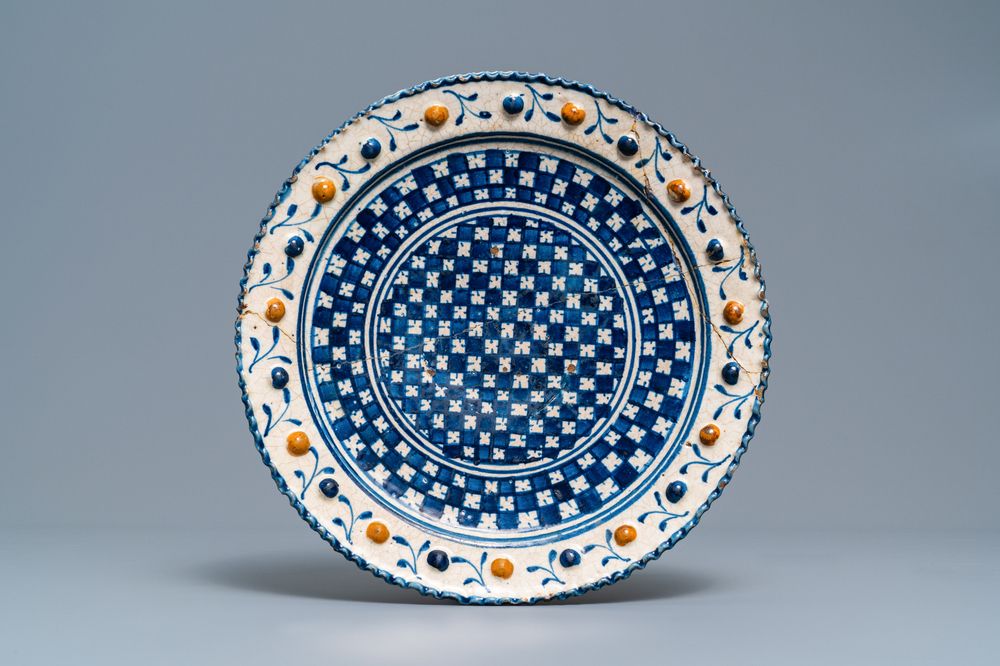 Un plat en majolique polychrome &agrave; d&eacute;cor g&eacute;om&eacute;trique dit 'au damier', Pays-Bas, 1er quart du 17&egrave;me