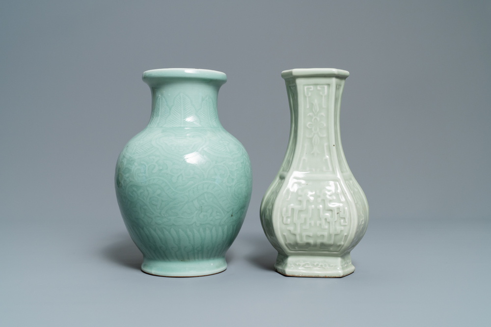 Twee Chinese monochrome celadon vazen, 19/20e eeuw