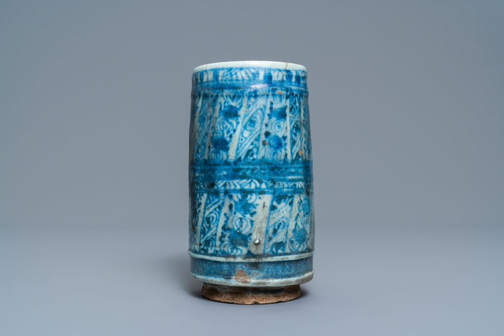 Un vase de forme cylindrique en c&eacute;ramique islamique en bleu et blanc, Syrie ou Iran, 19&egrave;me