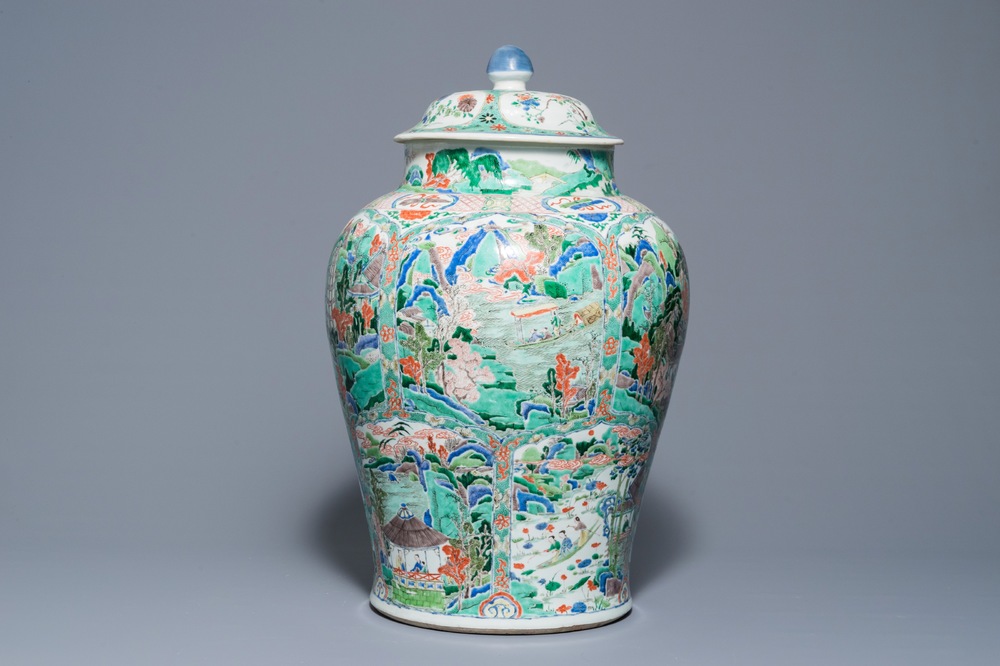 Un grand vase couvert en porcelaine de Chine famille verte &agrave; d&eacute;cor de paysages fluviales, Kangxi