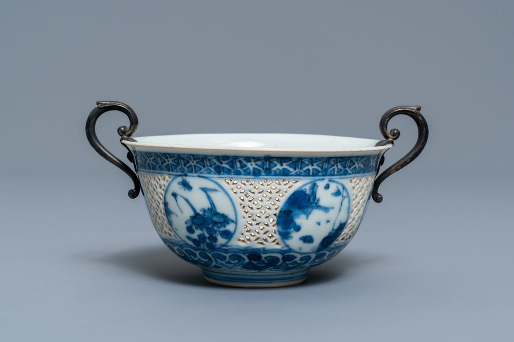 Un bol ajour&eacute; en porcelaine de Chine en bleu et blanc &agrave; monture en argent, &eacute;poque Transition