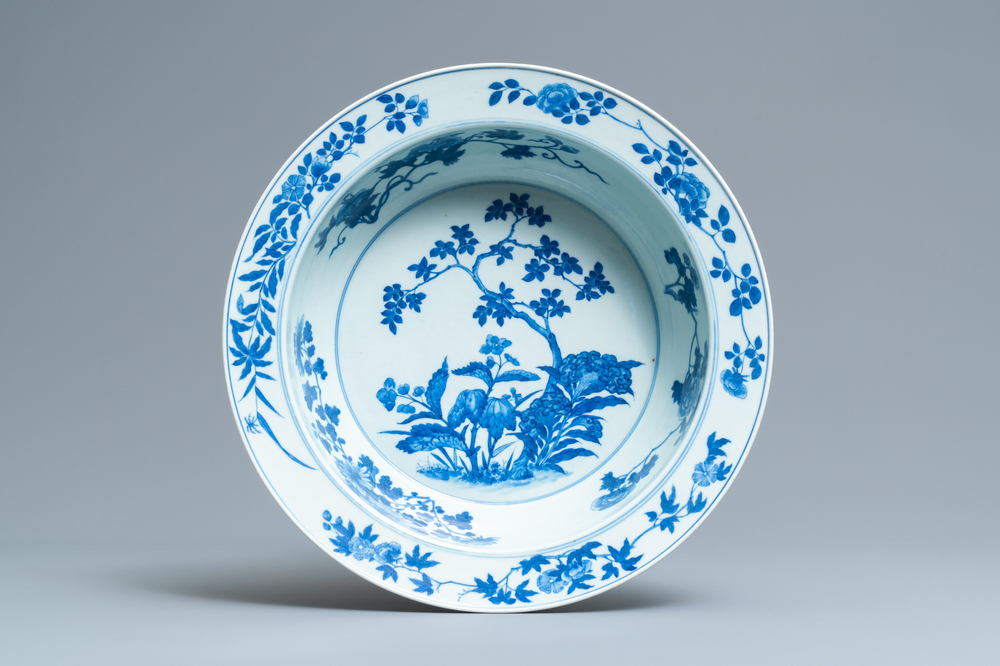 Un bassin en porcelaine de Chine en bleu et blanc &agrave; d&eacute;cor floral, 19&egrave;me