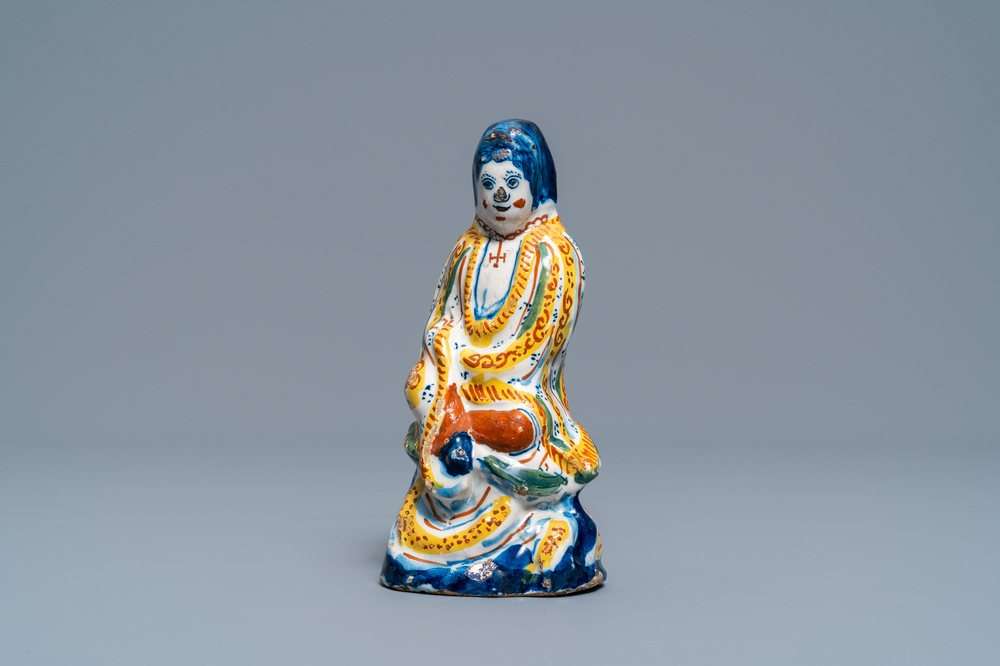 Une figure de la d&eacute;esse chinoise Guanyin en fa&iuml;ence de Delft polychrome, 1er quart du 18&egrave;me