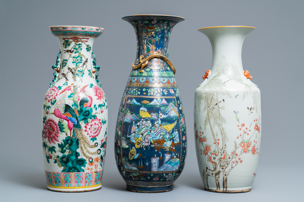 Trois vases en porcelaine de Chine famille rose, 19/20&egrave;me