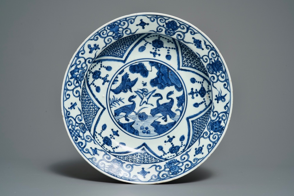 Un plat en porcelaine de Chine bleu et blanc &agrave; d&eacute;cor de grues, marque de 'fu gui jia qi', Jiajing